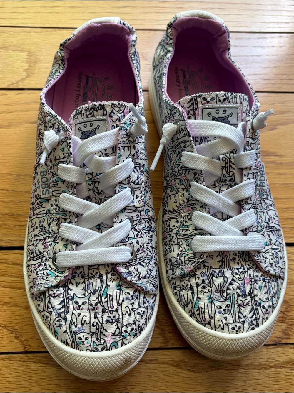 Skechers Bobs Sz9.5 Women’s White Canvas Sneakers Multicolor Cat Print
